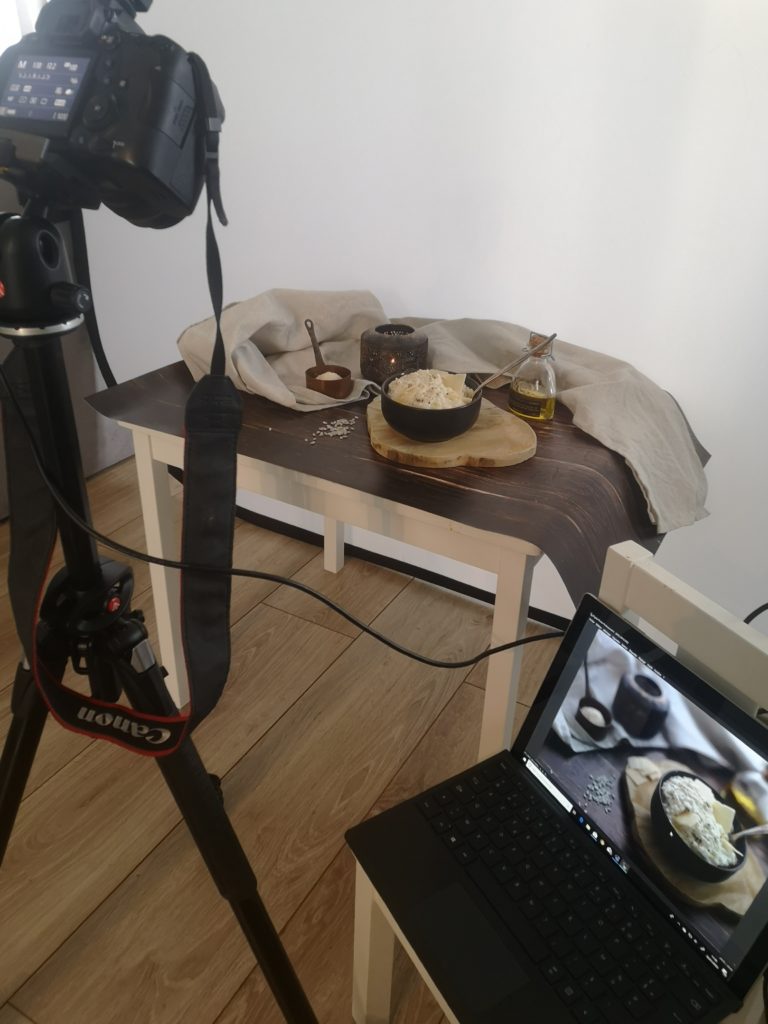 Installation photo à la maison : trépied, éclairage et fond