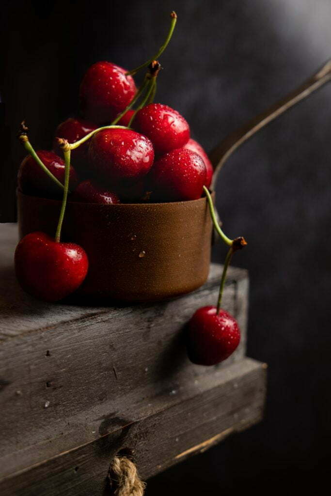 Cerises photographiées en ambiance sombre