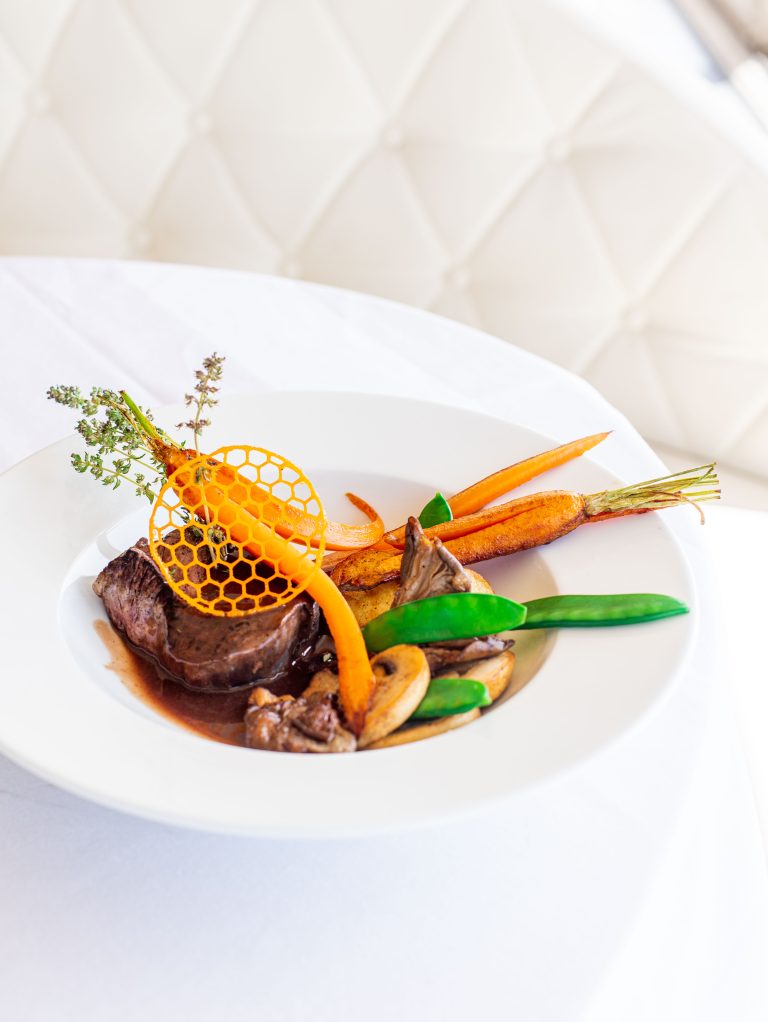 Assiette gastronomique, viande et carottes fanes, restaurant Le Saint Clair