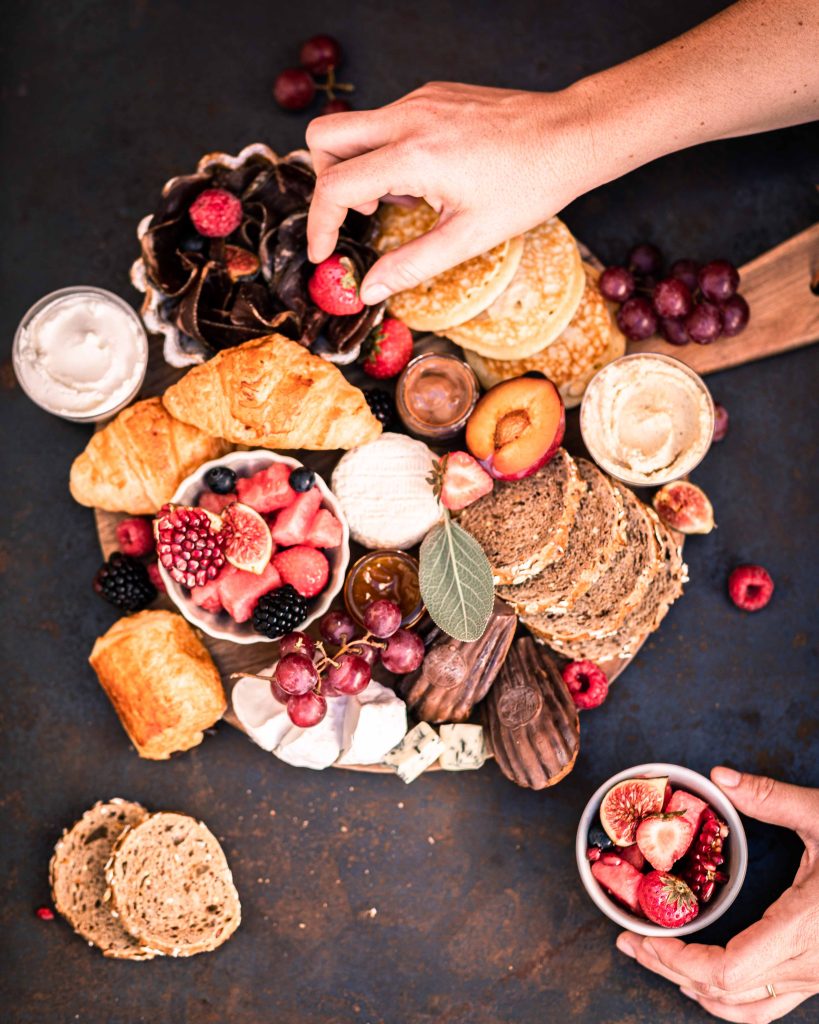 Plateau brunch photographié en vue du dessus