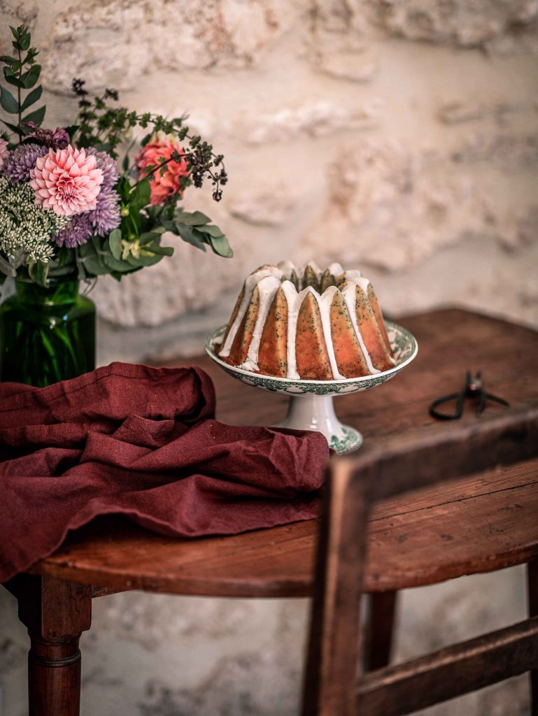 Photographie culinaire d’un gâteau et de fumée