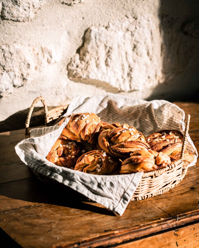 Table de petit-déjeuner photographiée avec un stylisme libre