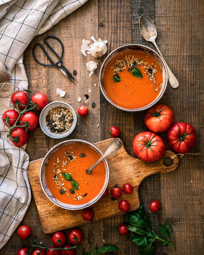Soupe à la tomate photographiée en ambiance sombre et rustique