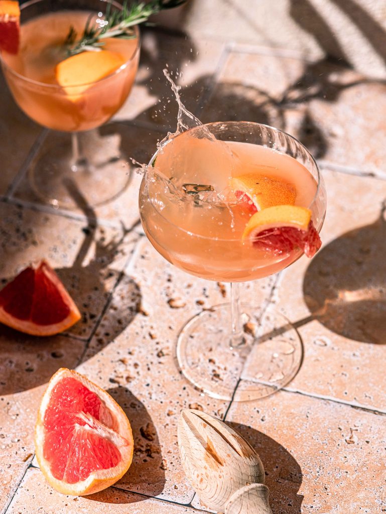 Photo d’action d’un cocktail avec éclaboussure
