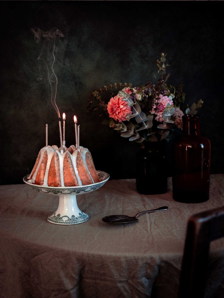 Gâteau photographié avec de la fumée en contre-jour