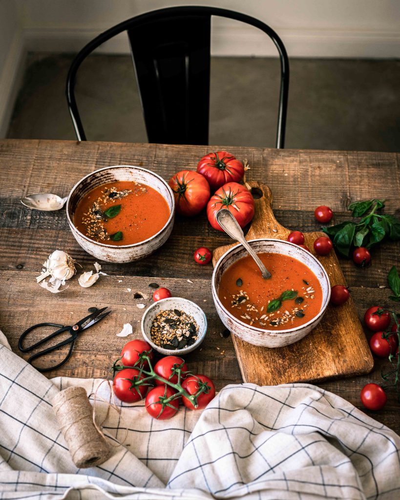 Mise en scène d’une soupe à la tomate avec des tomates fraîches