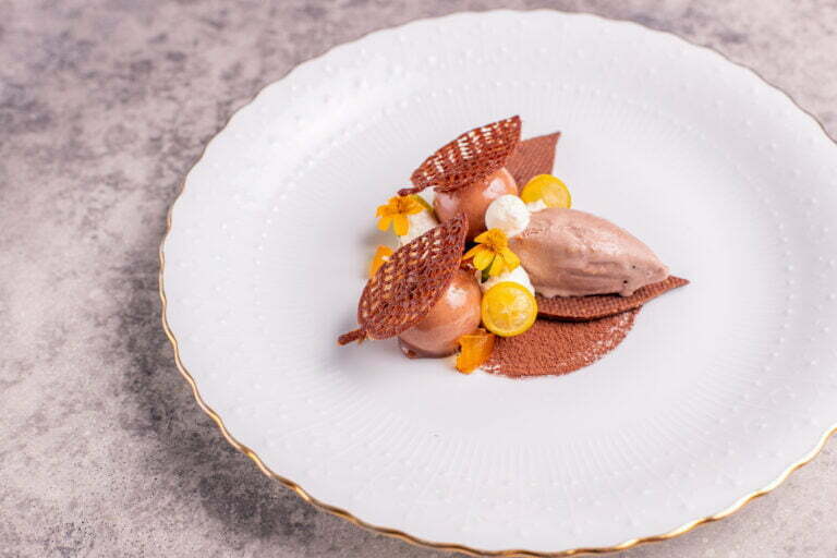 Dessert gastronomique au chocolat sur assiette en porcelaine