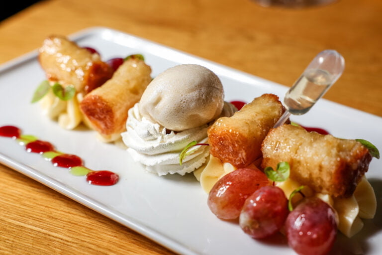 Dessert glace et pain perdu dressé sur assiette