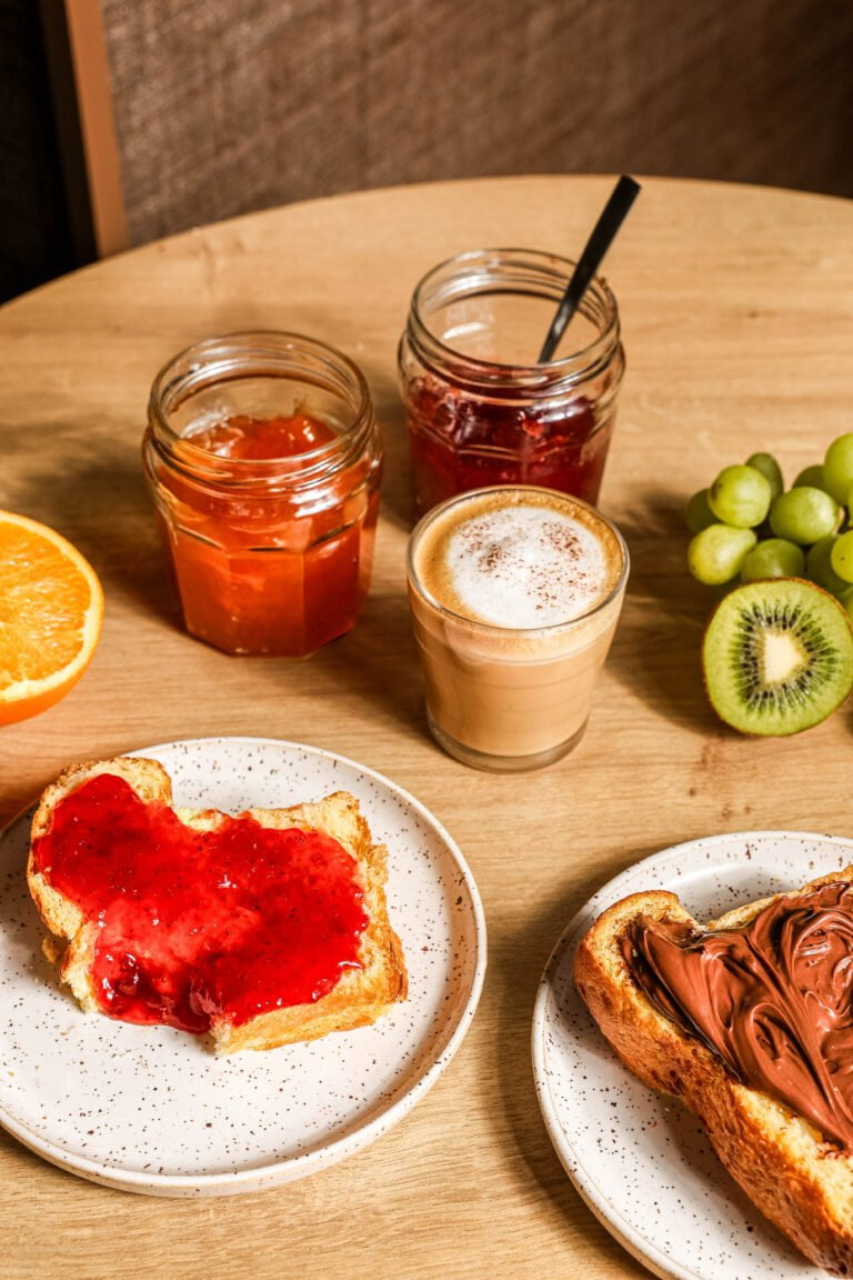 Petit-déjeuner avec confitures et tartines, Ibis