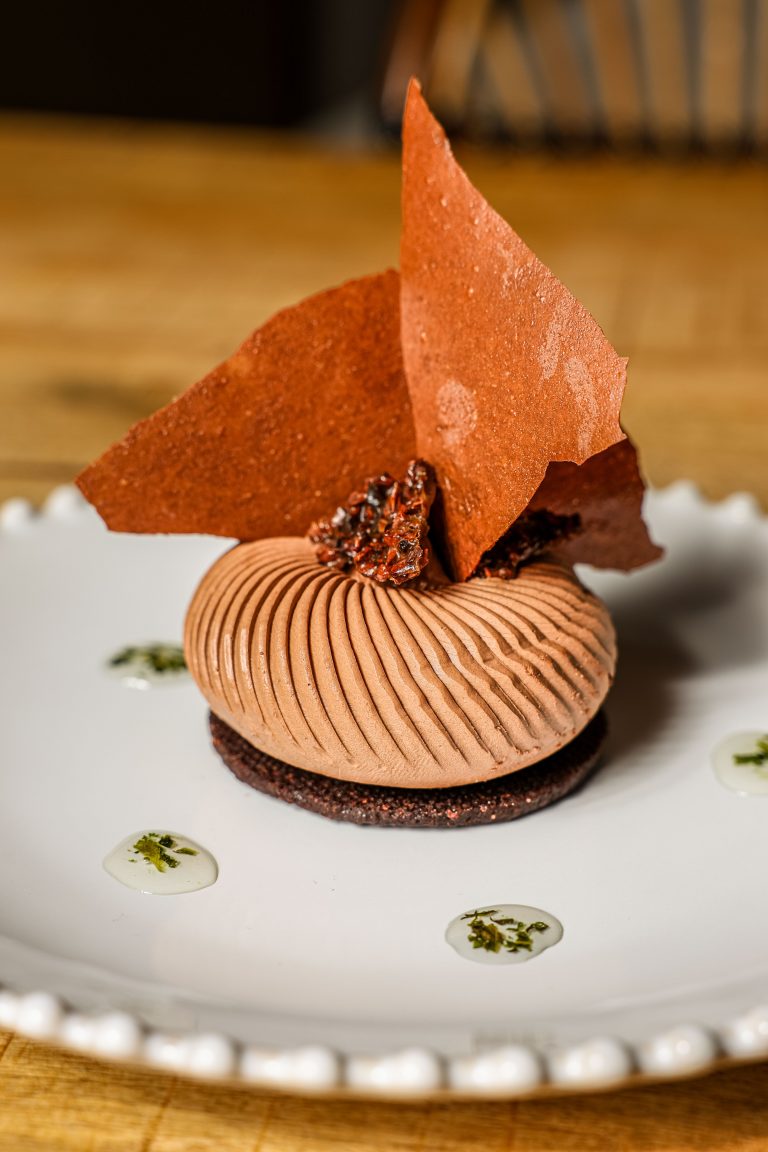 Dessert gastronomique au chocolat et tuiles, restaurant Pierre Augé